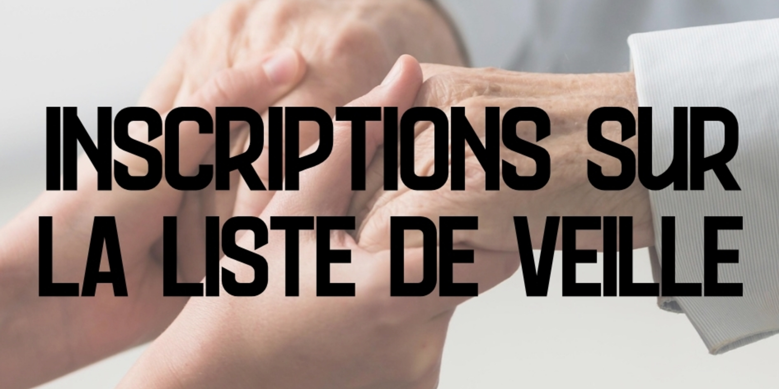 Mains jeunes qui tiennent des mains plus âgées
